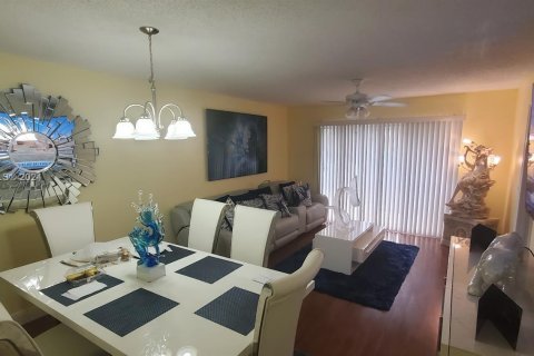 Copropriété à vendre à Pembroke Pines, Floride: 2 chambres, 93.09 m2 № 1176636 - photo 3