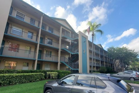 Condo in Pembroke Pines, Florida, 2 bedrooms  № 1176636 - photo 1