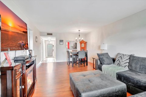 Condo in Sunrise, Florida, 1 bedroom  № 1176637 - photo 11