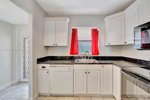 Condo in Sunrise, Florida, 1 bedroom  № 1176637 - photo 4