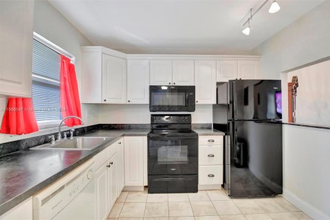 Condo in Sunrise, Florida, 1 bedroom  № 1176637 - photo 2