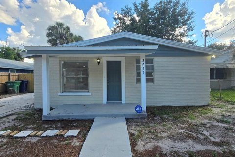 House in Tampa, Florida 3 bedrooms, 115.76 sq.m. № 1391265 - photo 1