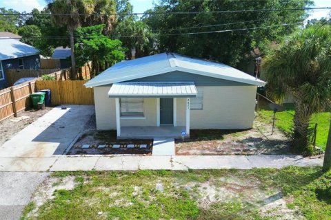 House in Tampa, Florida 3 bedrooms, 115.76 sq.m. № 1391265 - photo 2