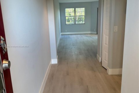 Condo in Pembroke Pines, Florida, 1 bedroom  № 1417772 - photo 2