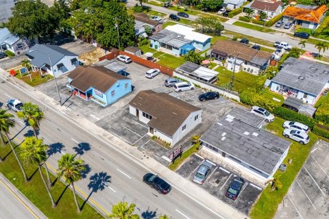 Propiedad comercial en venta en Miami, Florida № 1389881 - foto 11