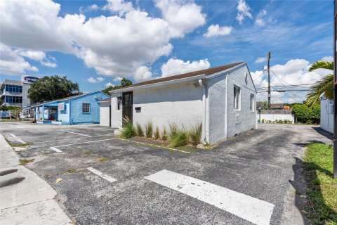 Propiedad comercial en venta en Miami, Florida № 1389881 - foto 25