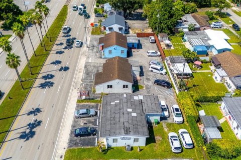 Propiedad comercial en venta en Miami, Florida № 1389881 - foto 10