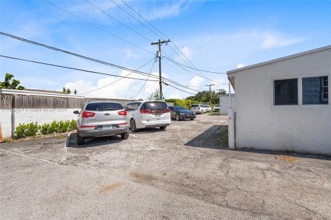 Propiedad comercial en venta en Miami, Florida № 1389881 - foto 20