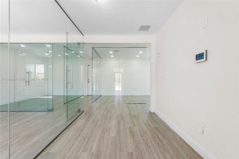 Propiedad comercial en venta en Miami, Florida № 1389881 - foto 26