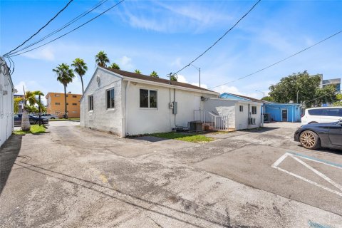 Propiedad comercial en venta en Miami, Florida № 1389881 - foto 23