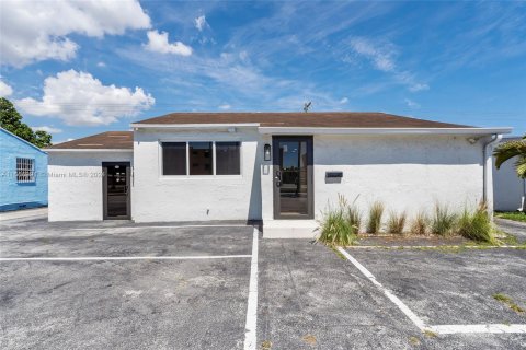 Propiedad comercial en venta en Miami, Florida № 1389881 - foto 1