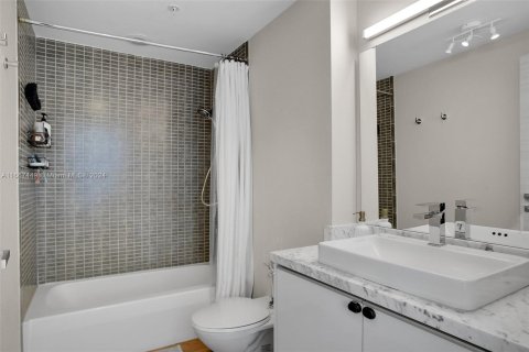 Condo in Miami, Florida, 2 bedrooms  № 1389882 - photo 15