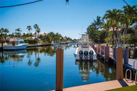 House in Lighthouse Point, Florida 6 bedrooms, 471.48 sq.m. № 1188663 - photo 8