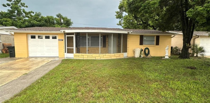 House in New Port Richey, Florida 3 bedrooms, 104.79 sq.m. № 1307568