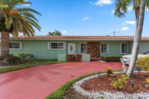 Villa ou maison à vendre à Miami, Floride: 4 chambres, 177.44 m2 № 1332410 - photo 1