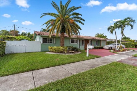 Villa ou maison à vendre à Miami, Floride: 4 chambres, 177.44 m2 № 1332410 - photo 2