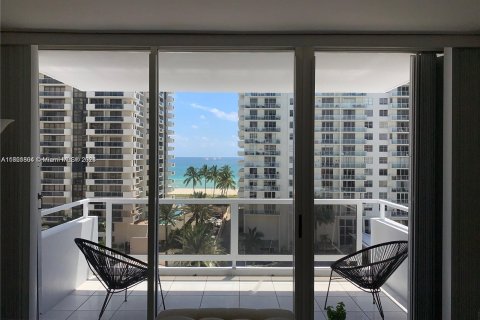 Copropriété à vendre à Miami Beach, Floride: 2 chambres, 95.69 m2 № 1345771 - photo 1