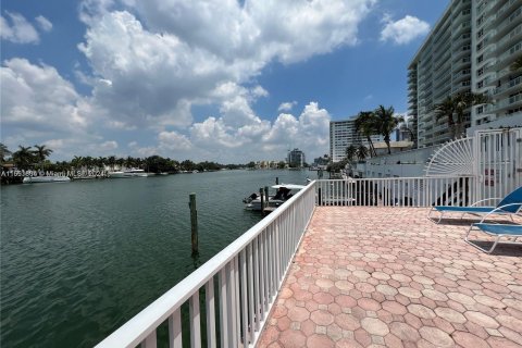 Condo in Miami Beach, Florida, 2 bedrooms  № 1345771 - photo 12