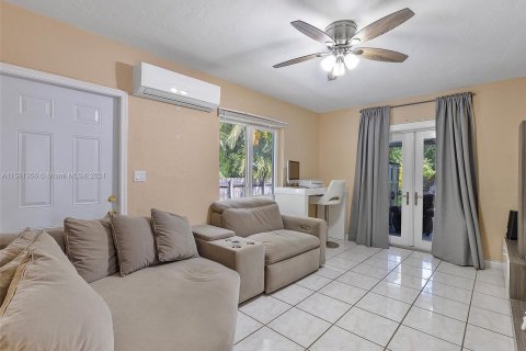 Купить виллу или дом в Майами-Спрингс, Флорида 4 спальни, 269.04м2, № 1095765 - фото 24