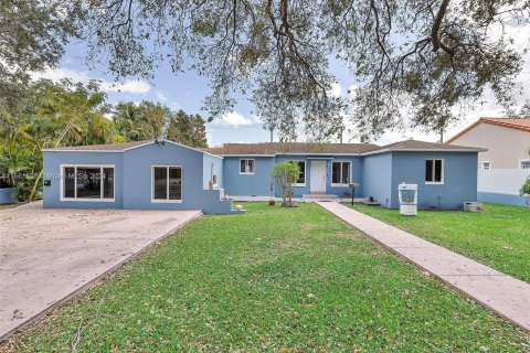Villa ou maison à vendre à Miami Springs, Floride: 4 chambres, 269.04 m2 № 1095765 - photo 1