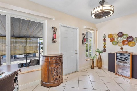 Villa ou maison à vendre à Miami Springs, Floride: 4 chambres, 269.04 m2 № 1095765 - photo 5