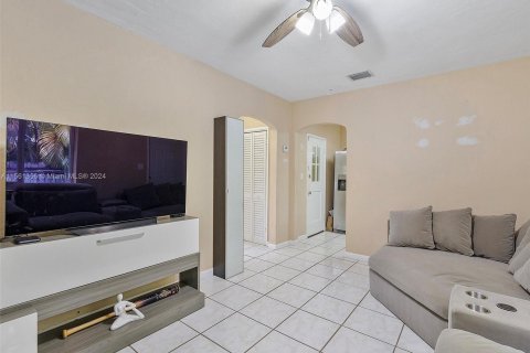 House in Miami Springs, Florida 4 bedrooms, 269.04 sq.m. № 1095765 - photo 25