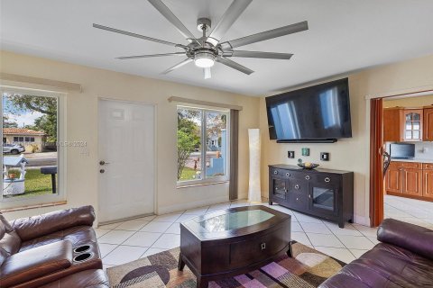 Купить виллу или дом в Майами-Спрингс, Флорида 4 спальни, 269.04м2, № 1095765 - фото 8