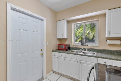 Villa ou maison à vendre à Miami Springs, Floride: 4 chambres, 269.04 m2 № 1095765 - photo 29