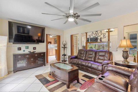 Casa en venta en Miami Springs, Florida, 4 dormitorios, 269.04 m2 № 1095765 - foto 3
