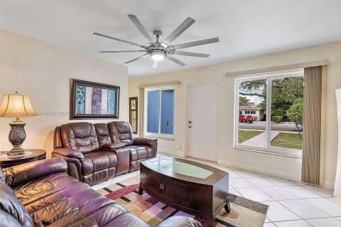 Casa en venta en Miami Springs, Florida, 4 dormitorios, 269.04 m2 № 1095765 - foto 7