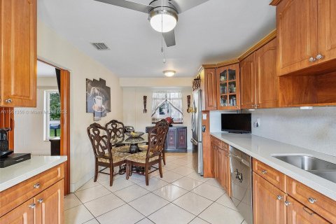 Villa ou maison à vendre à Miami Springs, Floride: 4 chambres, 269.04 m2 № 1095765 - photo 15