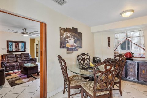 Casa en venta en Miami Springs, Florida, 4 dormitorios, 269.04 m2 № 1095765 - foto 16