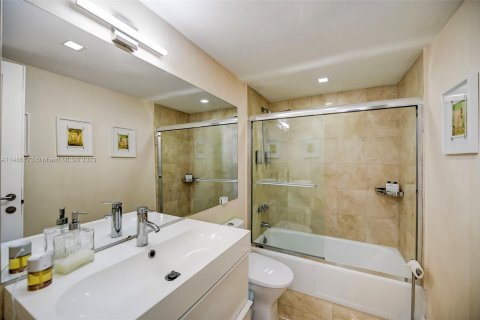 Condominio en venta en Bay Harbor Islands, Florida, 2 dormitorios, 116.87 m2 № 859735 - foto 18