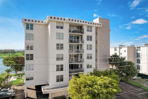 Condominio en venta en Bay Harbor Islands, Florida, 2 dormitorios, 116.87 m2 № 859735 - foto 25