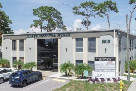 Commercial property in New Port Richey, Florida 910.44 sq.m. № 623871 - photo 2