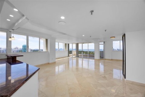 Condo in Miami Beach, Florida, 3 bedrooms  № 1395111 - photo 25