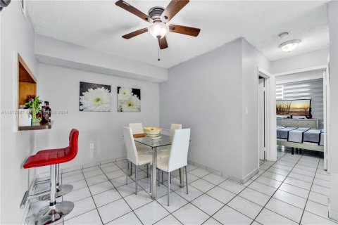 Condo in Miami, Florida, 2 bedrooms  № 1395110 - photo 4