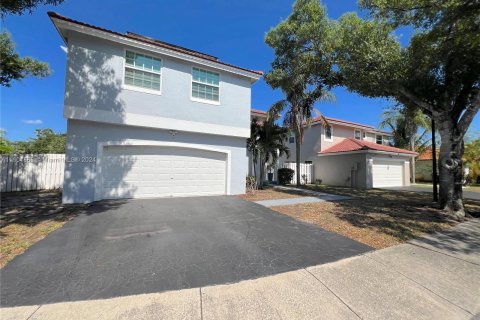 Villa ou maison à vendre à Sunrise, Floride: 4 chambres, 195 m2 № 1223413 - photo 2