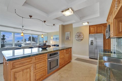 Condo in Lauderdale-by-the-Sea, Florida, 2 bedrooms  № 972536 - photo 12