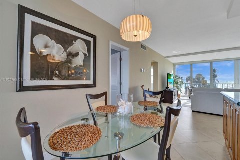 Condo in Lauderdale-by-the-Sea, Florida, 2 bedrooms  № 972536 - photo 25