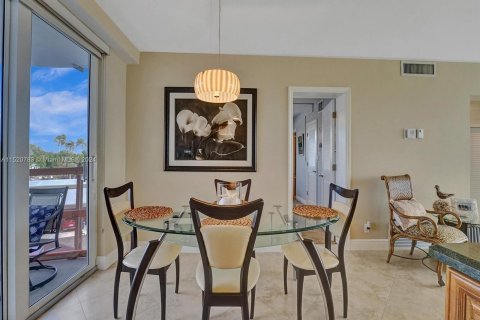 Condo in Lauderdale-by-the-Sea, Florida, 2 bedrooms  № 972536 - photo 24