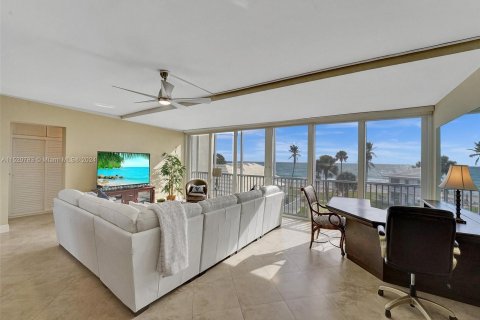 Condo in Lauderdale-by-the-Sea, Florida, 2 bedrooms  № 972536 - photo 2