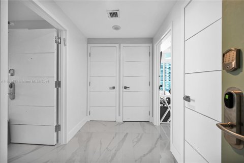 Condo in Sunny Isles Beach, Florida, 2 bedrooms  № 1381637 - photo 11