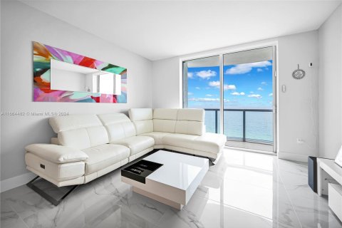 Condo in Sunny Isles Beach, Florida, 2 bedrooms  № 1381637 - photo 1