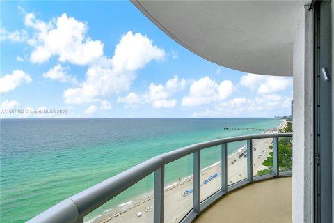 Condo in Sunny Isles Beach, Florida, 2 bedrooms  № 1381637 - photo 25