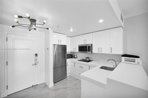 Condo in Sunny Isles Beach, Florida, 2 bedrooms  № 1381637 - photo 9