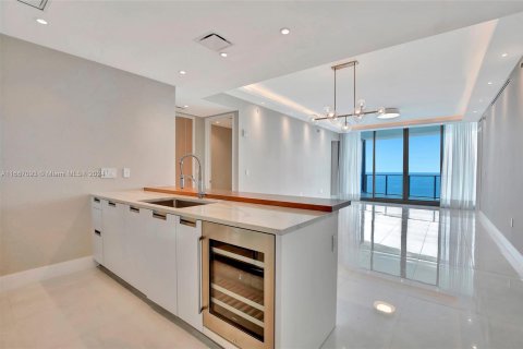 Condo in Sunny Isles Beach, Florida, 2 bedrooms  № 1381723 - photo 28