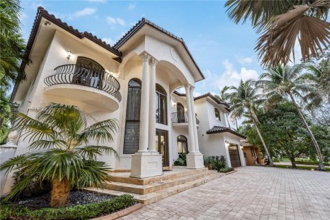 House in Miami Lakes, Florida 4 bedrooms, 351.45 sq.m. № 1008884 - photo 5