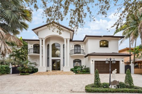 Casa en venta en Miami Lakes, Florida, 4 dormitorios, 351.45 m2 № 1008884 - foto 1