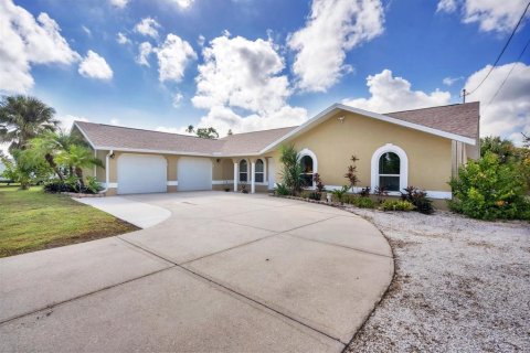 Casa en venta en Port Charlotte, Florida, 3 dormitorios, 206.15 m2 № 1379280 - foto 1